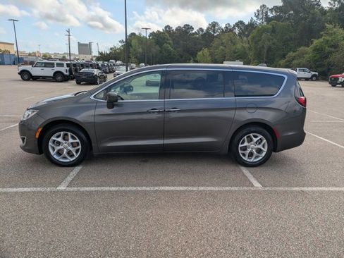 Used 2018 Chrysler Pacifica Touring Plus w/ Tire & Wheel Group image 8