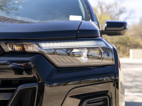 Used 2023 Chevrolet Colorado Z71 w/ Z71 Convenience Package 2 image 11