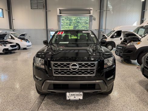 Used 2024 Nissan Frontier SV w/ Technology Package AWD/4WD image 2