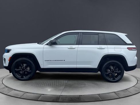 Used 2023 Jeep Grand Cherokee Altitude image 2