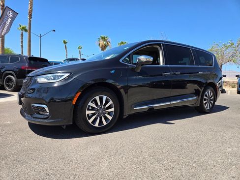 Used 2023 Chrysler Pacifica Limited FWD image 3