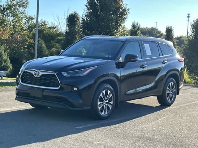 Used 2022 Toyota Highlander XLE AWD/4WD image 1