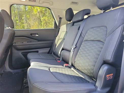 Used 2022 Nissan Pathfinder SV image 9