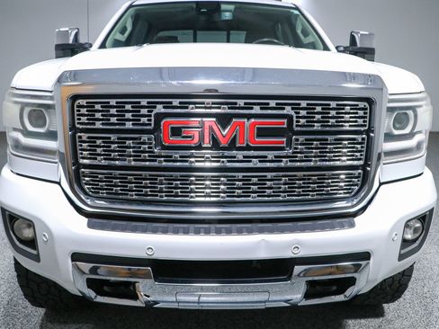 Used 2016 GMC Sierra 2500 Denali w/ Duramax Plus Package AWD/4WD image 4