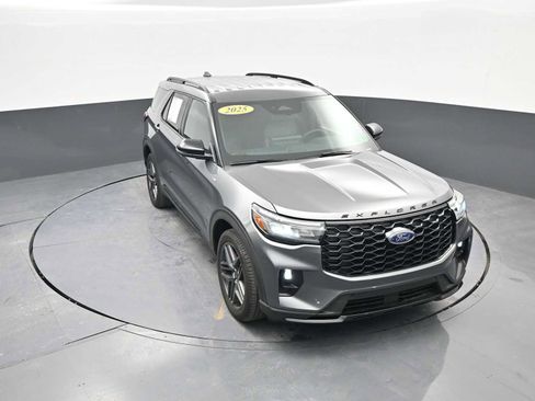Used 2025 Ford Explorer ST-Line w/ ST-Line Street Pack image 29