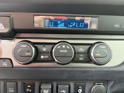 Used 2021 Toyota Tacoma TRD Off-Road w/ Technology Package AWD/4WD image 18