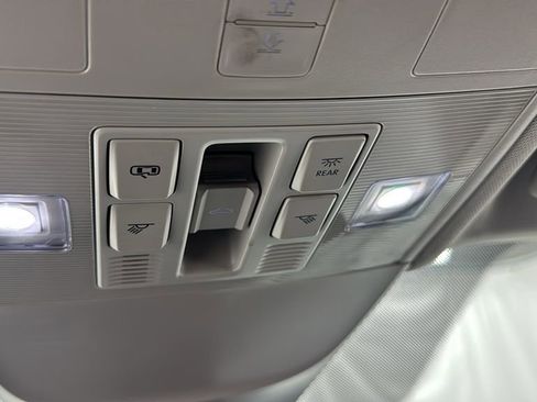 Used 2024 Volkswagen Taos SE w/ Panoramic Sunroof Package image 32