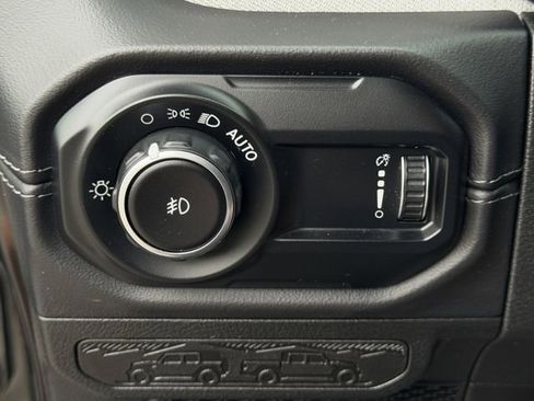 Used 2025 Jeep Wrangler Unlimited Sahara AWD/4WD image 21