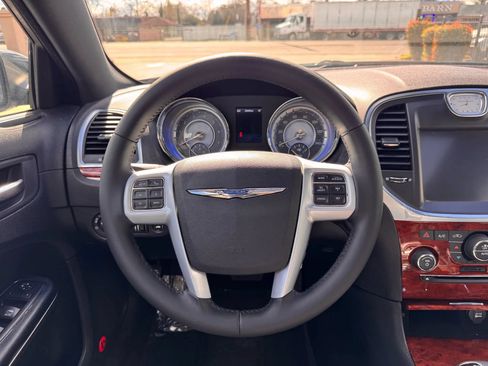Used 2014 Chrysler 300 w/ Driver Convenience Group RWD image 19