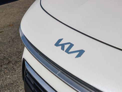 Used 2023 Kia Niro EX image 11