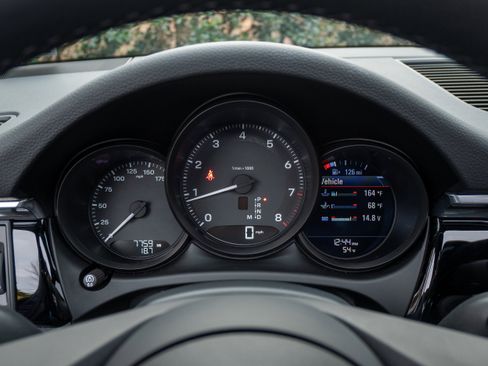 Certified 2025 Porsche Macan image 22