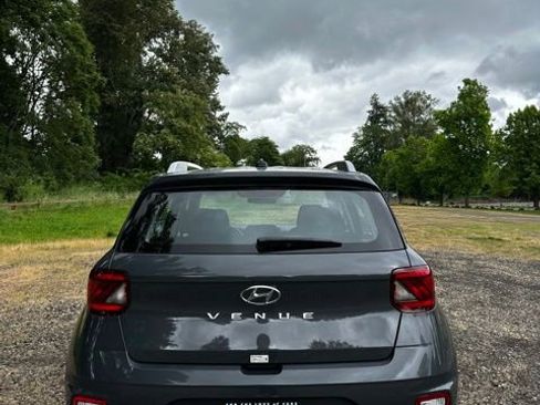 Certified 2025 Hyundai Venue SEL FWD image 8