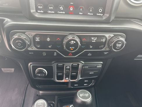 Used 2023 Jeep Wrangler Unlimited Sahara w/ Cold Weather Group AWD/4WD image 19
