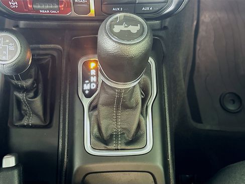 Used 2025 Jeep Wrangler Willys image 23