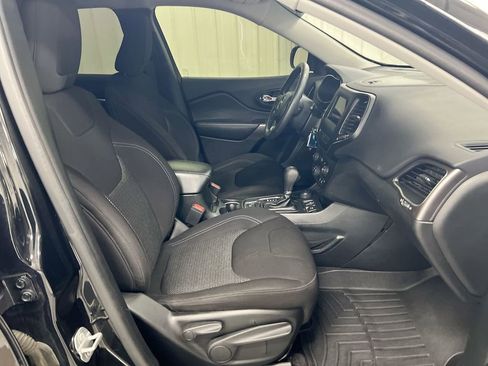 Used 2019 Jeep Cherokee Latitude w/ Popular Appearance Group image 21