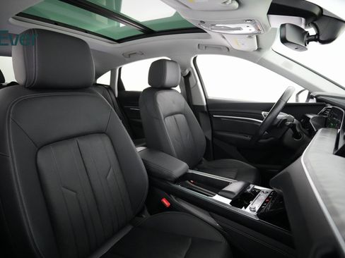 Used 2022 Audi e-tron Premium Plus image 8