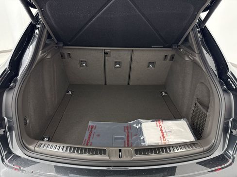 Used 2025 Porsche Macan image 31
