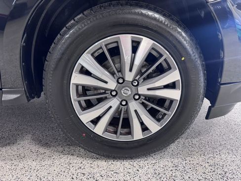 Used 2017 Nissan Pathfinder SV image 11