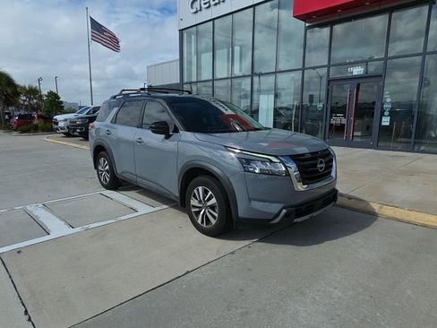 Used 2023 Nissan Pathfinder SL image 2