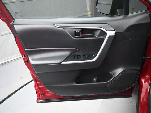 Used 2020 Toyota RAV4 LE image 6