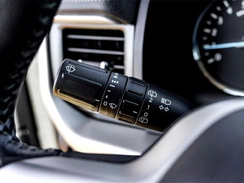 Used 2024 Ford Expedition XLT image 19