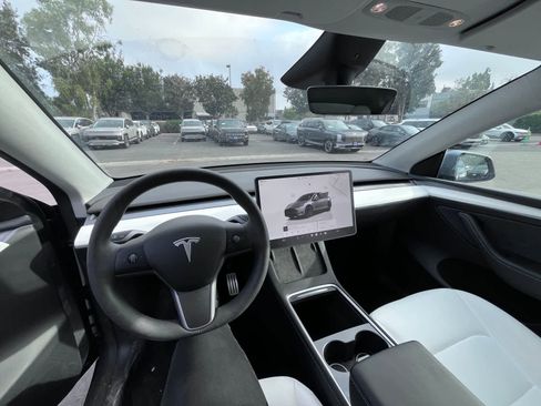Used 2025 Tesla Model Y Performance image 7