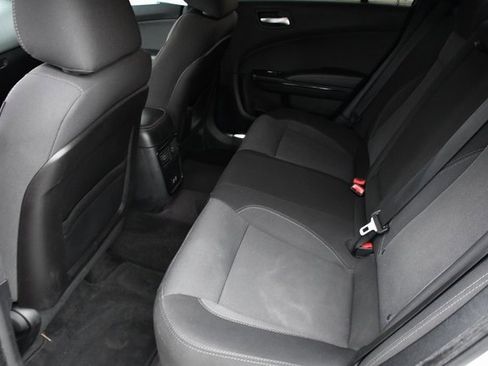 Used 2017 Dodge Charger SE w/ Blacktop Package image 9