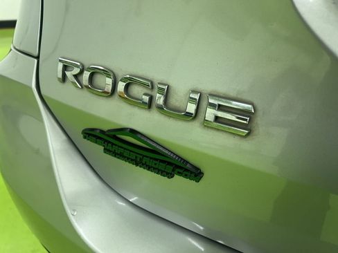 Used 2017 Nissan Rogue SV image 12