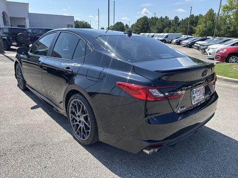 Used 2025 Toyota Camry SE w/ Convenience Package FWD image 5