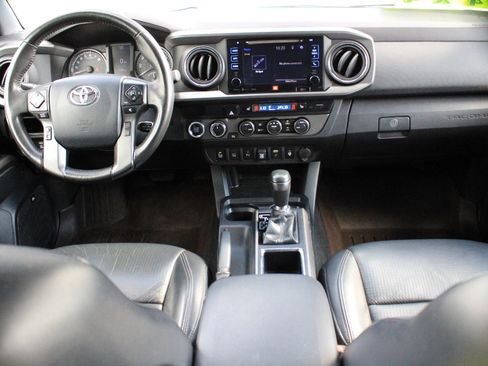 Used 2019 Toyota Tacoma TRD Sport AWD/4WD image 19