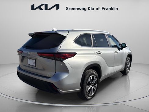 Used 2023 Toyota Highlander XLE image 7