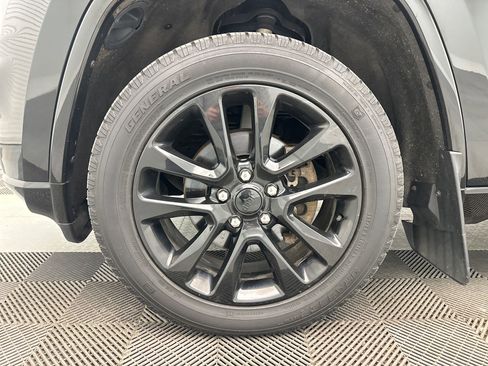 Used 2018 Jeep Grand Cherokee Altitude image 12