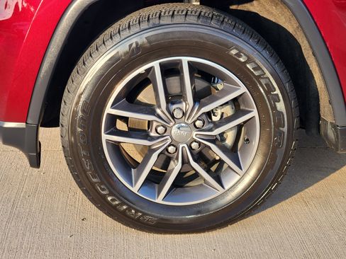 Used 2017 Jeep Grand Cherokee Limited image 10