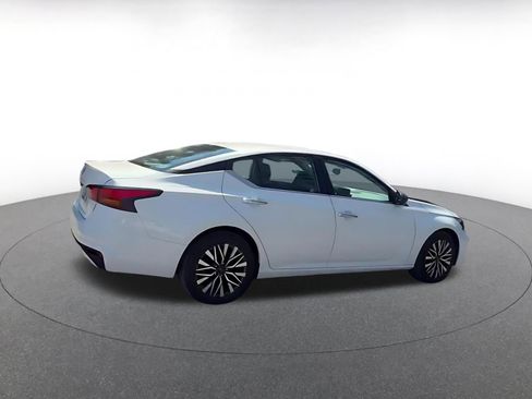 Used 2025 Nissan Altima 2.5 SV FWD image 14