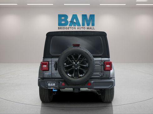 Used 2024 Jeep Wrangler Unlimited Sahara w/ Technology Group AWD/4WD image 6