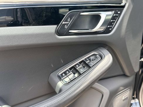 Certified 2025 Porsche Macan image 16