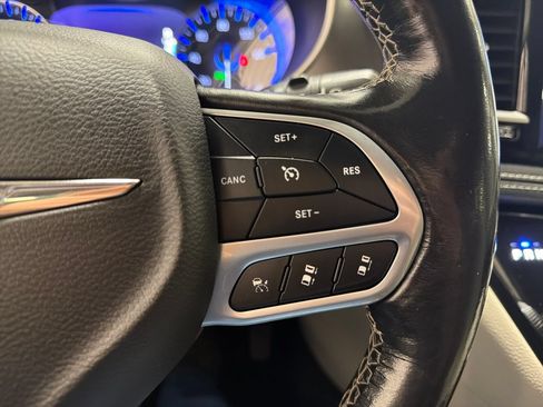 Used 2021 Chrysler Pacifica Touring-L FWD image 13