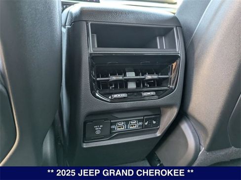 New 2025 Jeep Grand Cherokee Limited w/ Black Appearance Package image 30