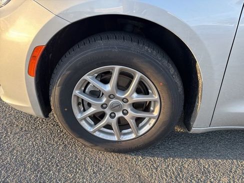 Used 2024 Chrysler Pacifica Touring-L image 9