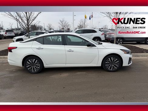 Used 2025 Nissan Altima 2.5 SV image 4