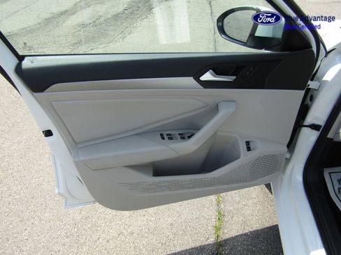 Used 2022 Volkswagen Jetta SE FWD image 25