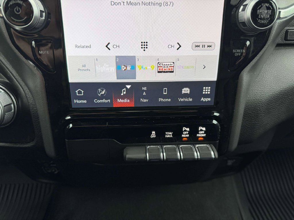 Used 2024 RAM 1500 Laramie AWD/4WD image 32
