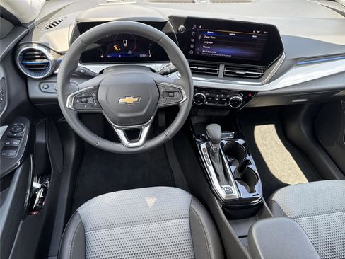 Used 2025 Chevrolet Trax LT w/ LT Convenience Package FWD image 14