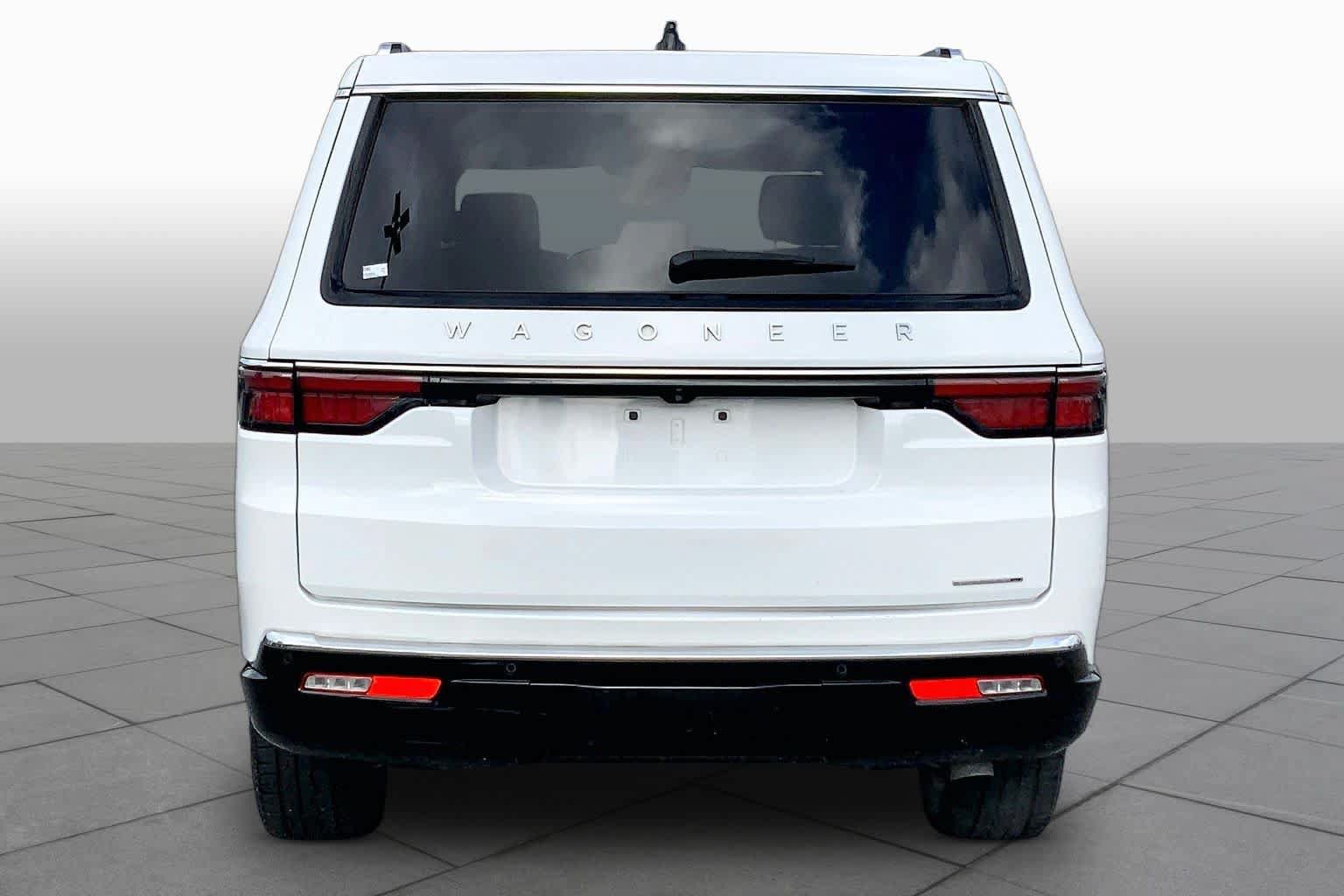Used 2024 Jeep Wagoneer L Series III w/ Flexible Seating Group AWD/4WD image 5