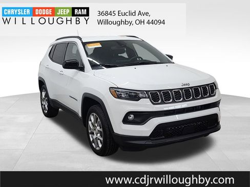 Used 2024 Jeep Compass Latitude image 3