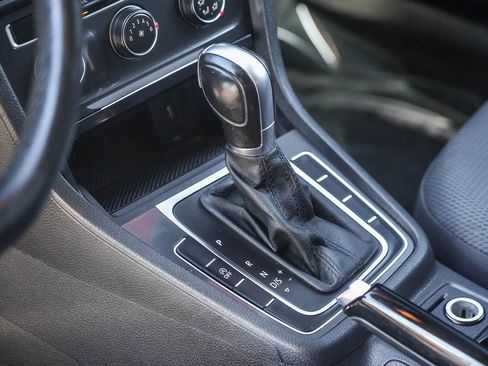 Used 2019 Volkswagen Golf SE image 19