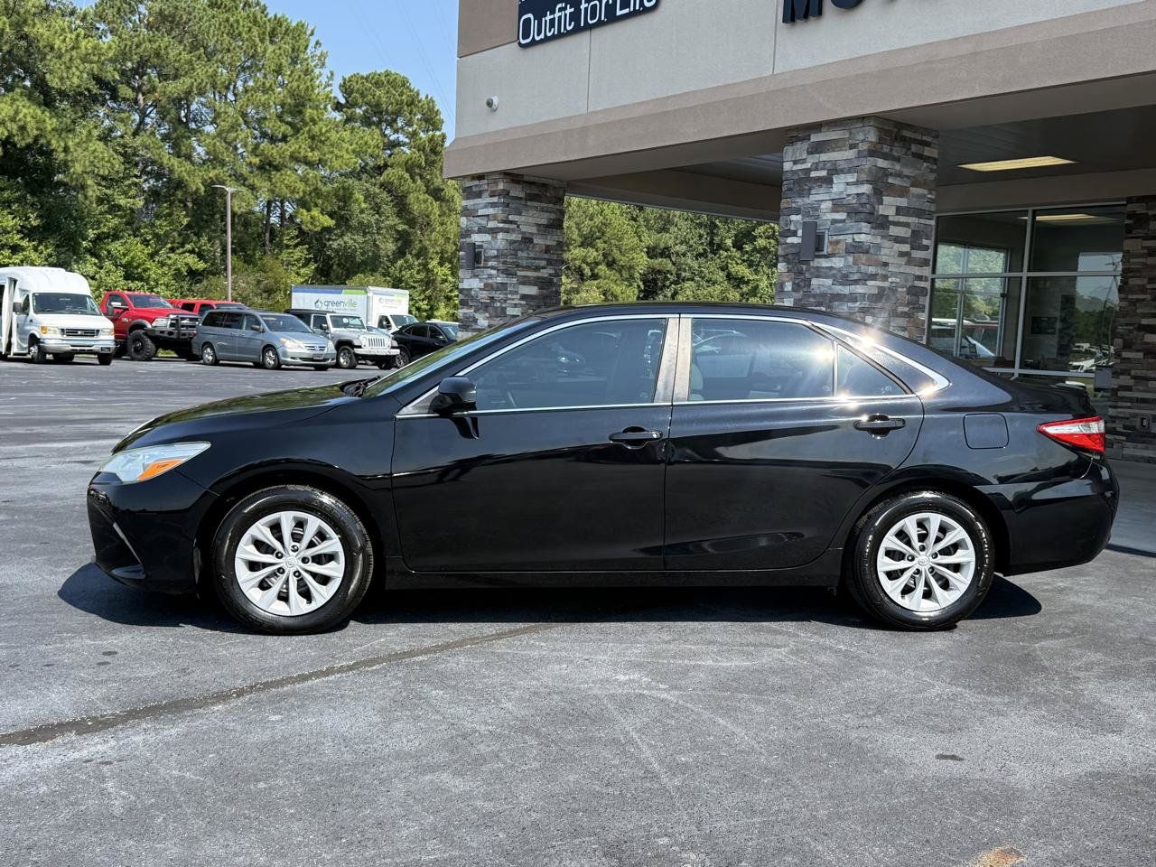 Used 2017 Toyota Camry LE FWD image 2