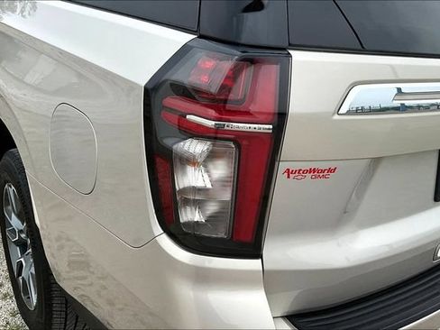Used 2024 Chevrolet Suburban LT RWD image 23