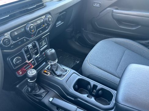 Used 2025 Jeep Wrangler Willys image 29