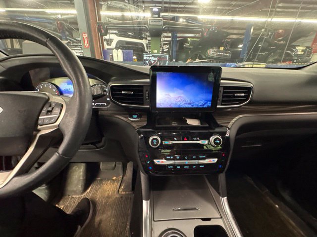 Used 2021 Ford Explorer Limited w/ Equipment Group 301A AWD/4WD image 32